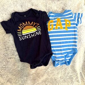 GAP set of two Onesie, size 6-12 mos